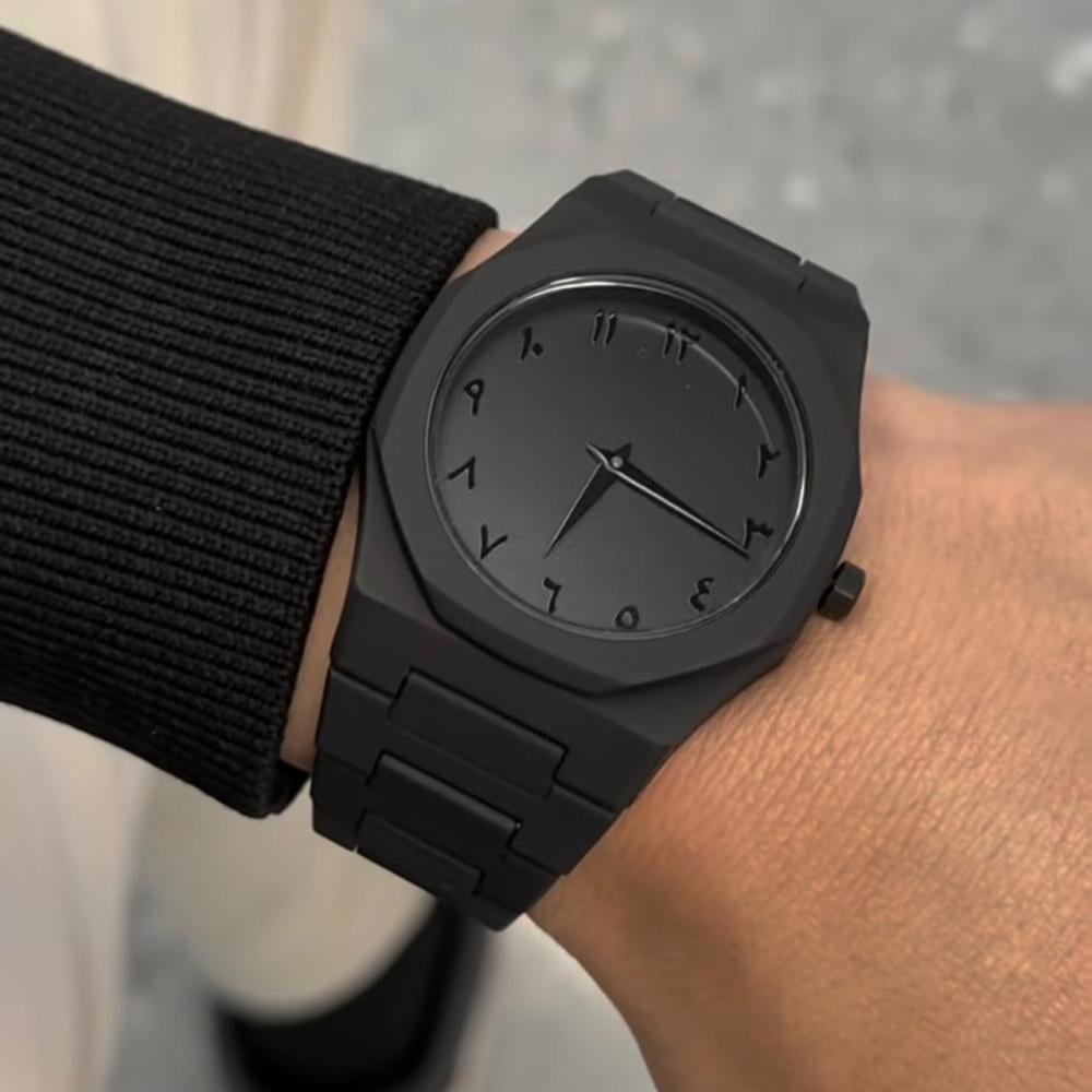 Reloj Catera negro mate en la muñeca, caja octagonal y esfera con numerales árabes