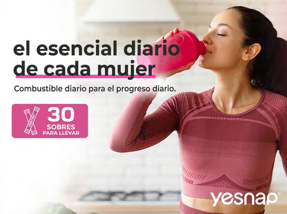 Mujer tomando su creatina