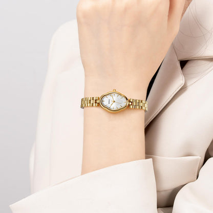 Reloj BERNY dorado puesto en la muñeca de una mujer