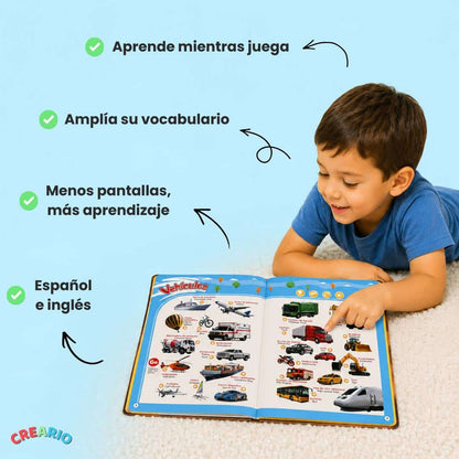 Niño jugando con el libro educativo
